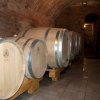 Vinný sklep se sudy ve vinařství Josef Uher